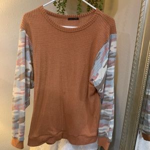 Muave with camo sleeve top